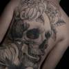 Totenkopf und Blüten