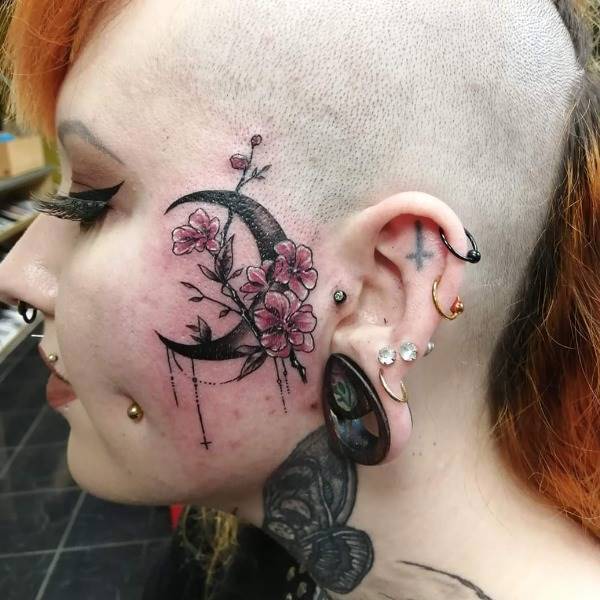 Frisch gestochenes Face Tattoo